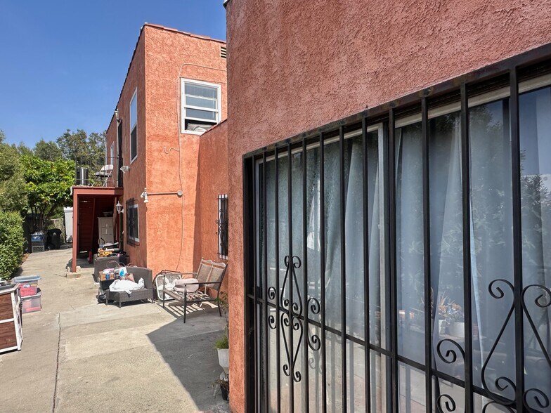 More Photos Of 3939 W 28th St, Los Angeles Multifamily For Sale