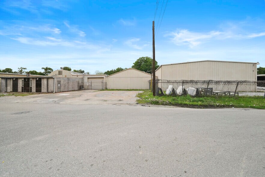 More Photos Of 6302 Saint Augustine St, Houston Manufacturing For Lease