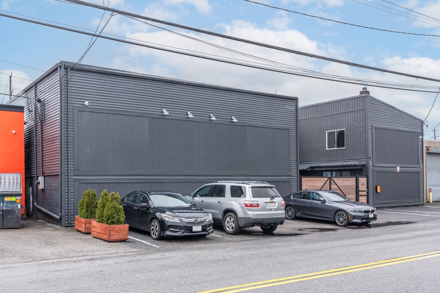More Photos Of 390 Moffitt Blvd, Islip Warehouse For Sale
