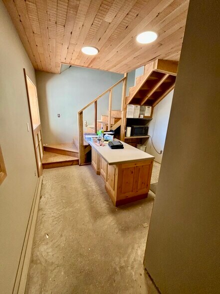 More Photos Of 412 E Railroad Ave N, Manhattan Warehouse For Sale