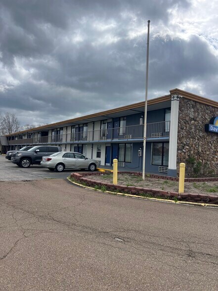 More Photos Of 800 University St, Martin Hotel For Sale