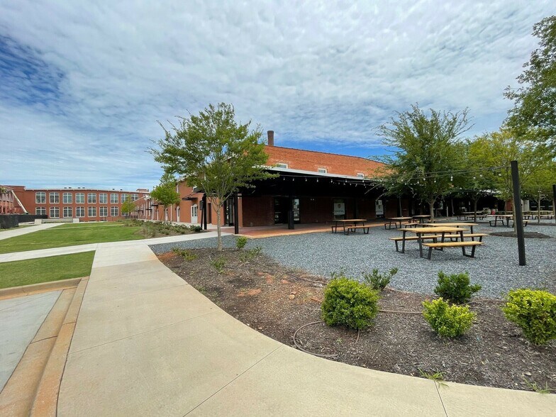 More Photos Of 701 Easley Bridge Rd, Greenville General Retail For Lease