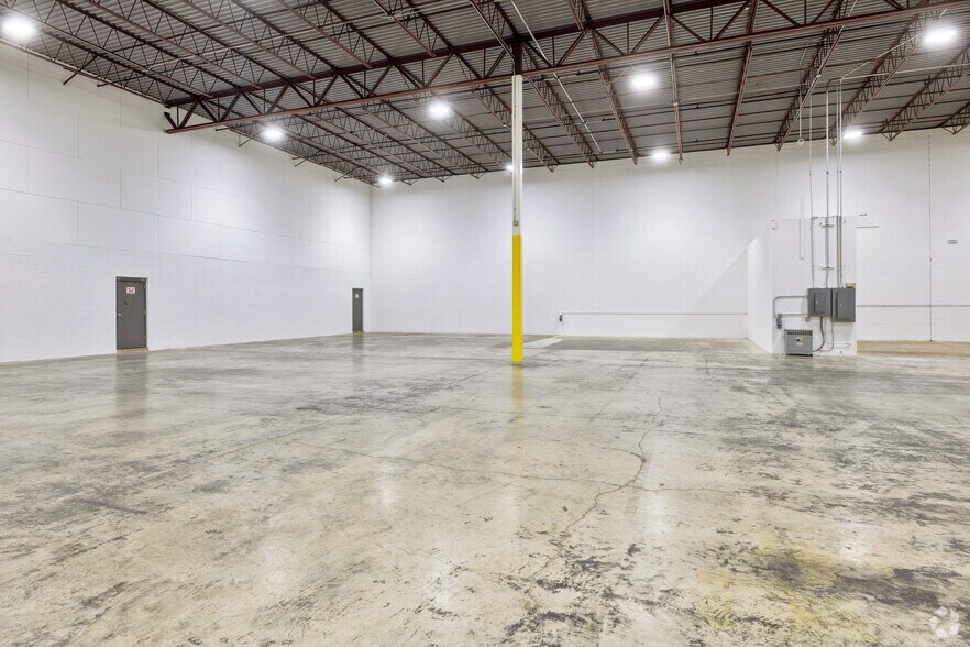 More Photos Of 10901 Hampshire Ave S, Bloomington Warehouse For Lease