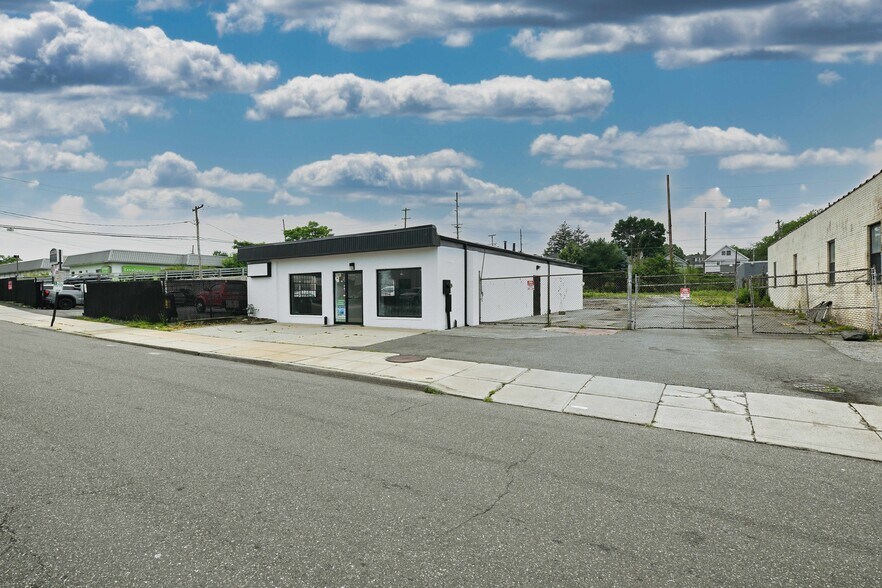 More Photos Of 88 S Bayles Ave, Port Washington General Retail For Sale