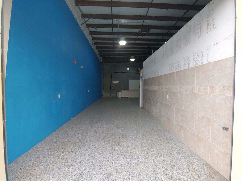 More Photos Of 17010 Alico Commerce Ct, Fort Myers Warehouse For Lease