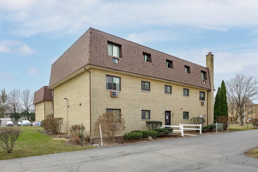 More Photos Of 106 Olesen Dr, Naperville Apartments For Sale