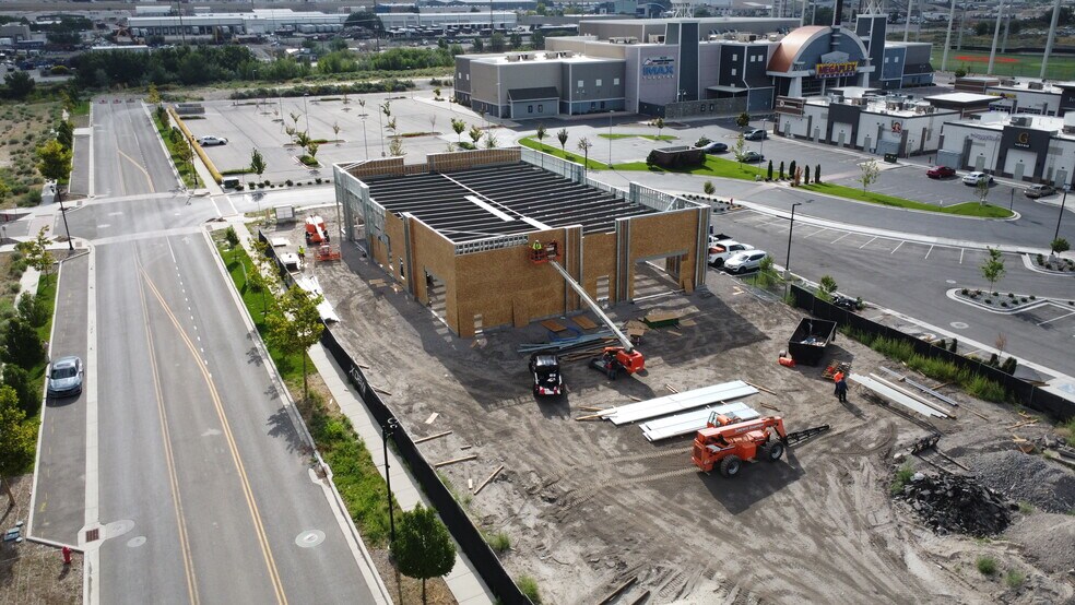 More Photos Of 634 N Mill Road, Vineyard Storefront Retail Office For Lease