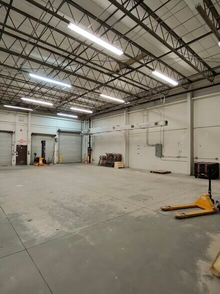More Photos Of 5525 Johns Rd, Tampa Light Distribution For Lease