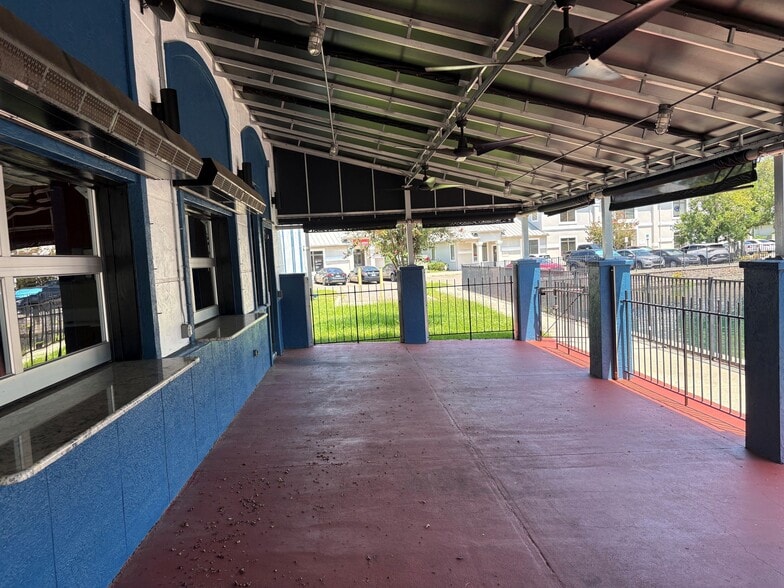 More Photos Of 1627 Race Track Rd, Jacksonville Restaurant For Lease