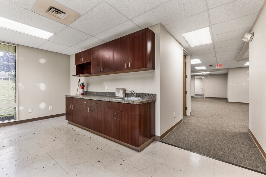 More Photos Of 100 Cross Keys Office Park, Fairport Unknown For Lease