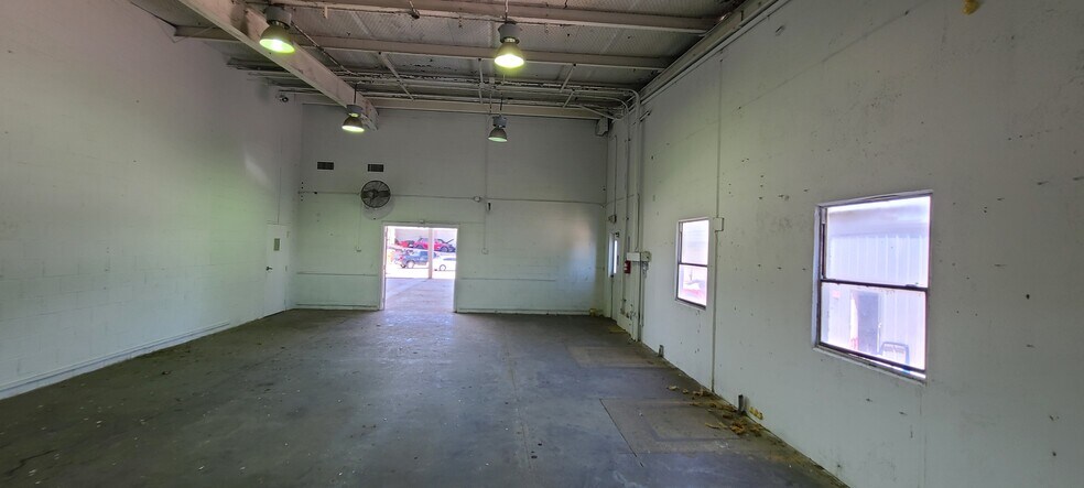 More Photos Of 3415 Banning St, Dallas Industrial For Sale