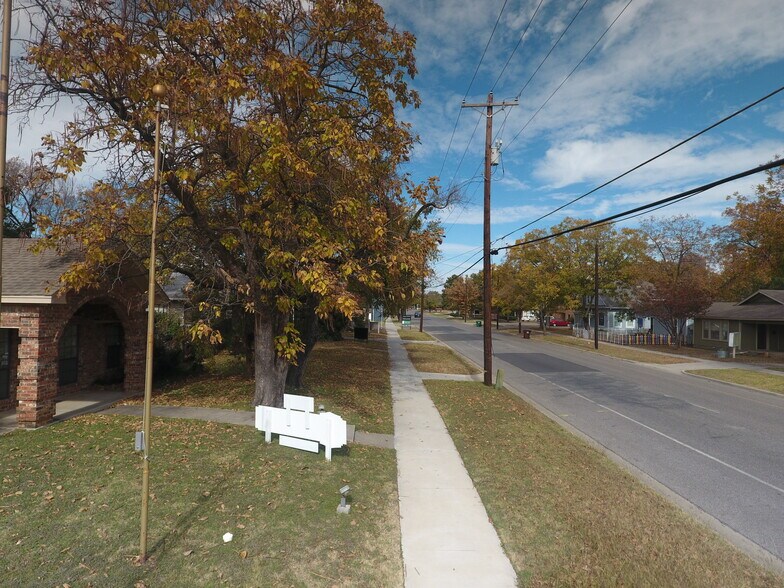 More Photos Of 1005 N Elm St, Denton Office For Lease