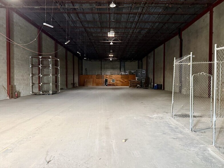 More Photos Of 13755 U.S. Highway 19 N, Clearwater Warehouse For Lease