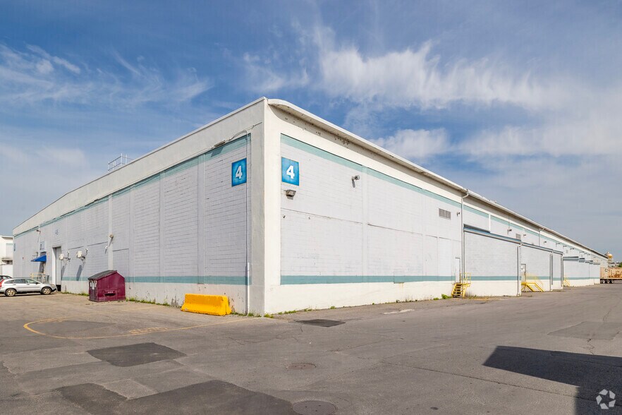 More Photos Of 2555 Ave Dollard, Montréal Warehouse For Lease