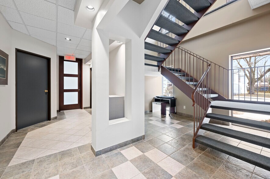 More Photos Of 190 Rue Deragon, Granby Office For Sale