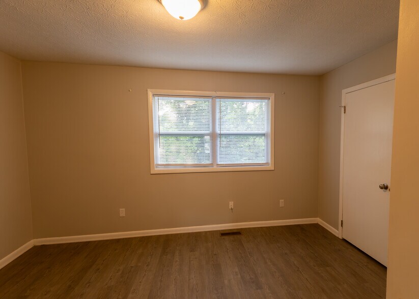 More Photos Of 105 Windy Cir, Franklin Multifamily For Sale