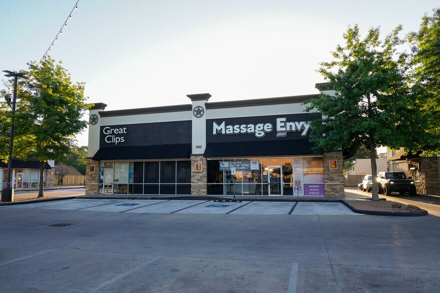 More Photos Of 1352-1368 W 43rd St, Houston Unknown For Lease