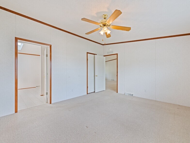 More Photos Of 25 Lester Ln, Waynesville Flex For Sale