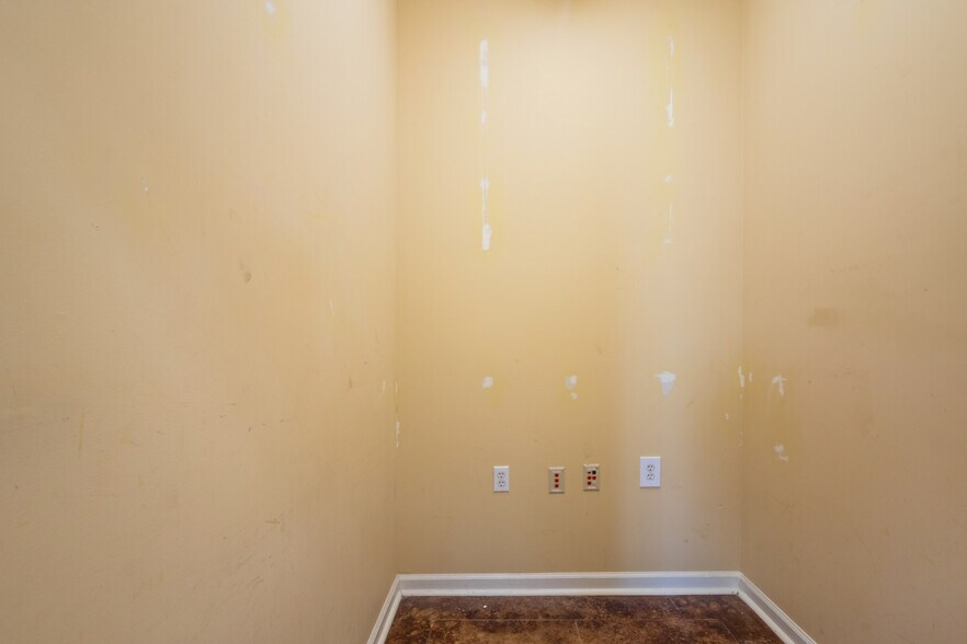 More Photos Of 106 Abigayles Row, Scott Warehouse For Sale