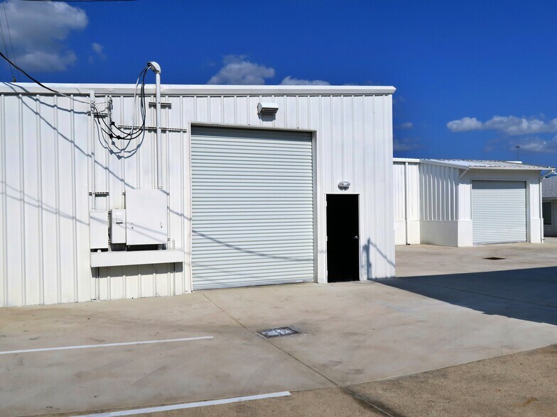 More Photos Of 5638 Star Ln, Houston Auto Dealership For Lease