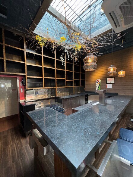 More Photos Of 215 W North Ave, Chicago Restaurant For Lease