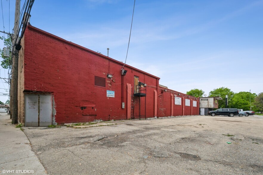 More Photos Of 327 E 79th St, Chicago Freestanding For Lease