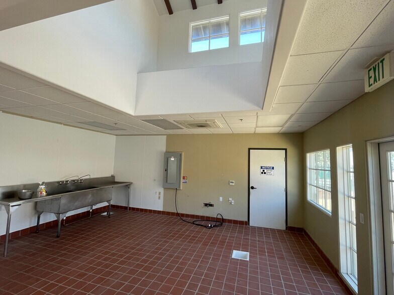 More Photos Of 125 S 10th St, Santa Paula Restaurant For Lease