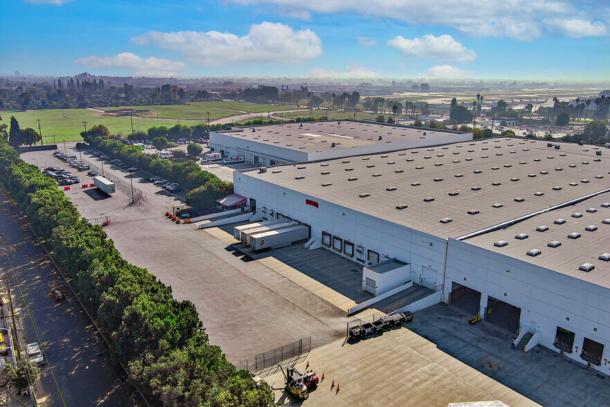 More Photos Of 16689 Schoenborn St, North Hills Warehouse For Lease