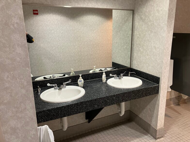 More Photos Of 2630 E Lamar Blvd, Arlington Office For Lease