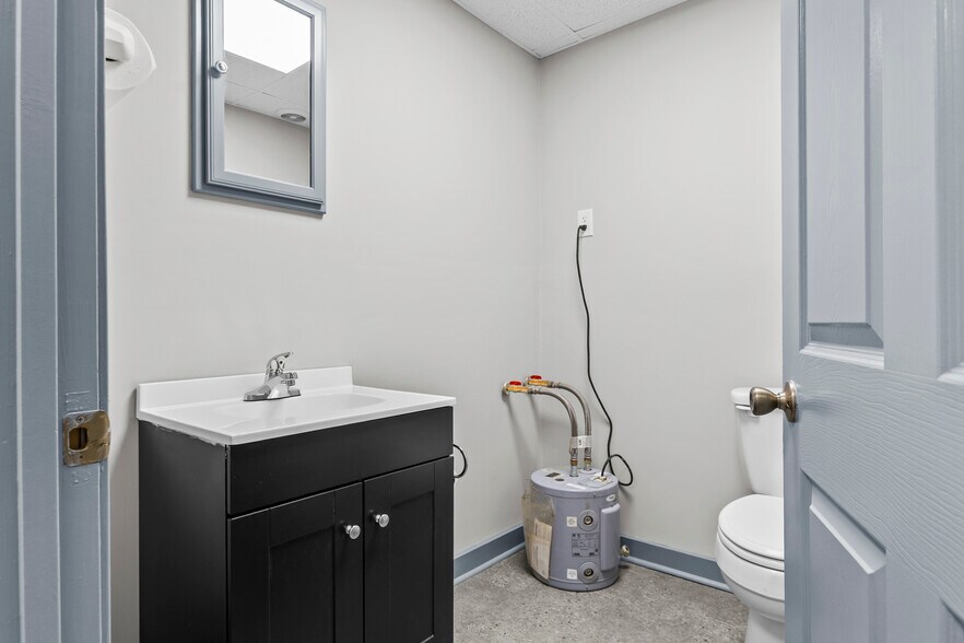 More Photos Of 506 N Main St, Winchester Light Distribution For Sale
