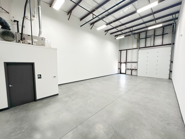 More Photos Of 5720-5724 N Commerce Ct, Alpharetta Flex For Lease