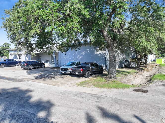 More Photos Of 1050 Detroit Ave, Nederland Distribution For Lease