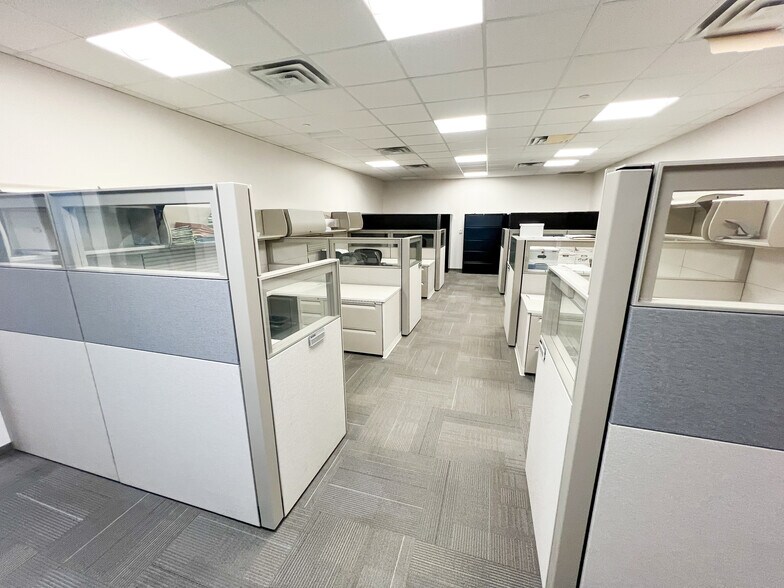 More Photos Of 303 Veterans Airpark Ln, Midland Office For Lease