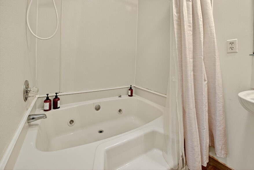 More Photos Of 77 Alpine Way, Blairsville Hotel For Sale