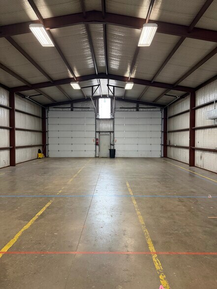 More Photos Of 911 S Main St, Seminole Warehouse For Lease