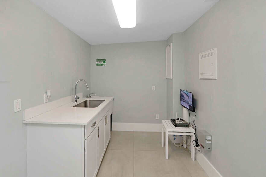 More Photos Of 70 NW 8th St, Homestead Medical For Lease