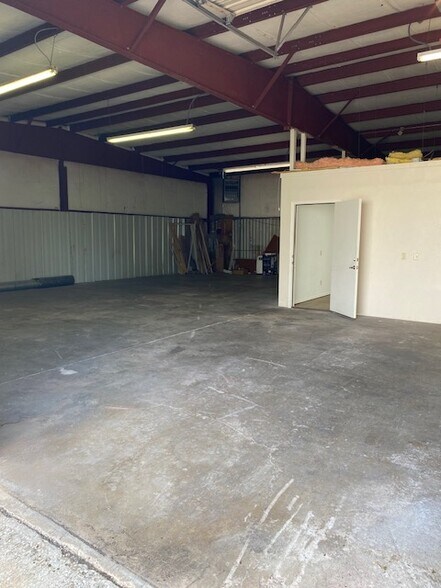 More Photos Of 3222 Bart Conner Dr, Norman Warehouse For Lease