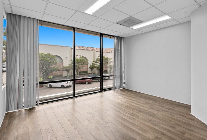 More Photos Of 7590 Fay Ave, La Jolla Unknown For Lease