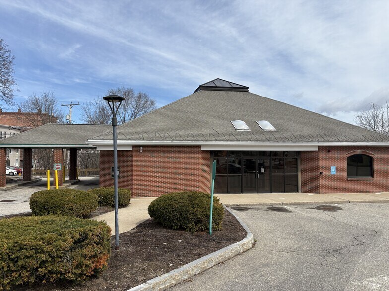 More Photos Of 10 Constitutional Way, Somersworth Bank For Lease