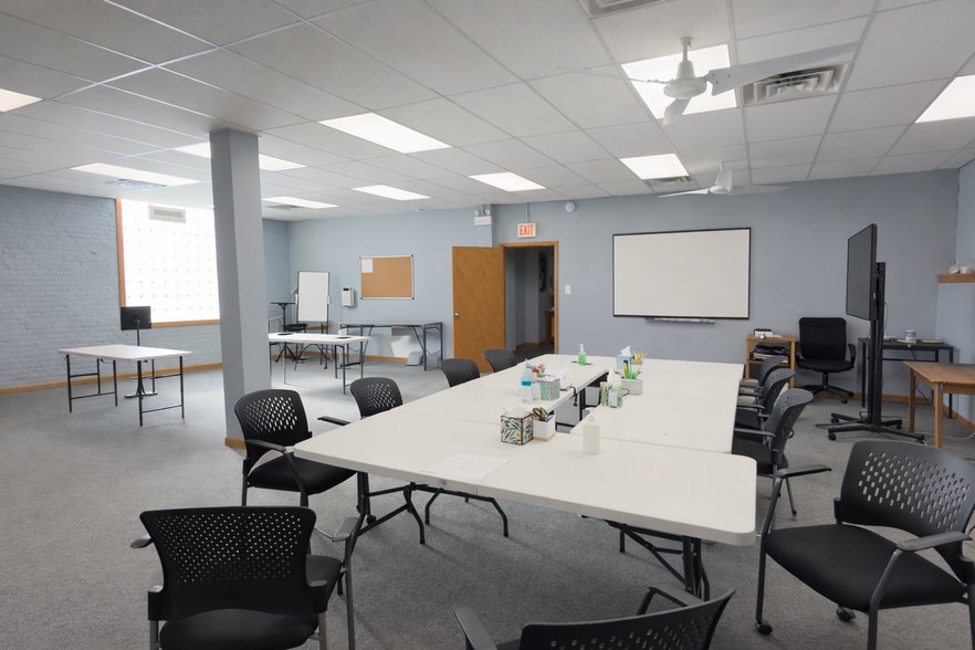 More Photos Of 5527-5543 N Broadway St, Chicago Loft Creative Space For Lease