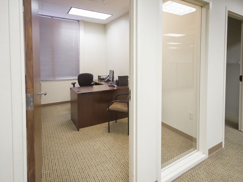 More Photos Of 4393 Sunbelt Dr, Addison Flex For Lease