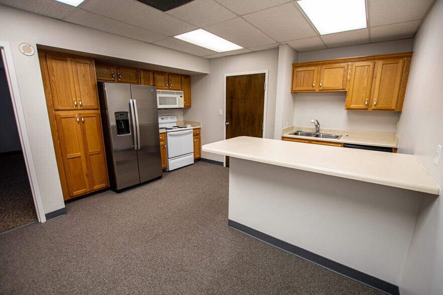 More Photos Of 17235 Bel-Ray Pl, Belton Office For Lease