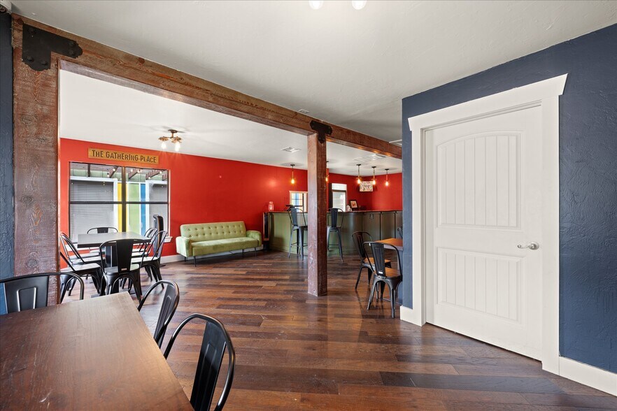More Photos Of 629 W Main St, Yukon General Retail For Lease