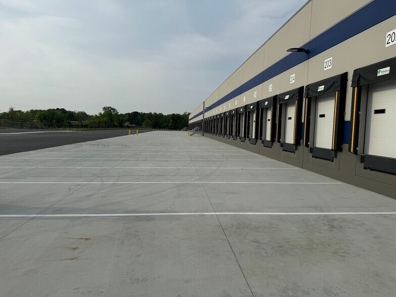 More Photos Of 1 Wild Duck Ln, Portsmouth Warehouse For Lease