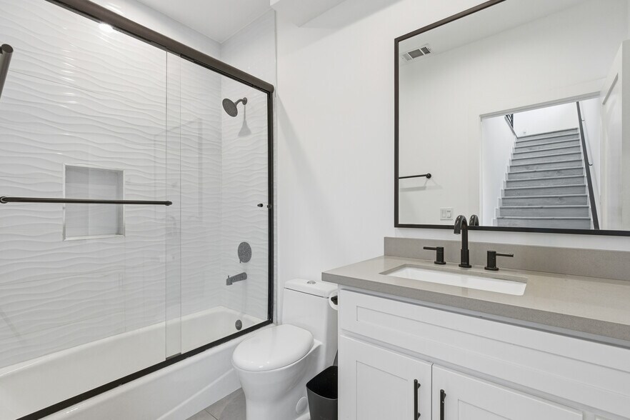 More Photos Of 13822 Oxnard St, Van Nuys Apartments For Sale