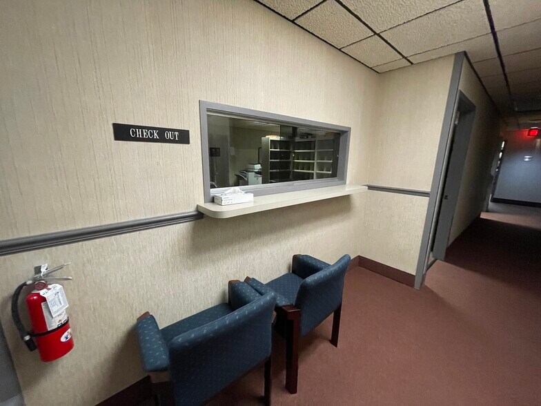 More Photos Of 3663 Bee Ridge Rd, Sarasota Medical For Lease