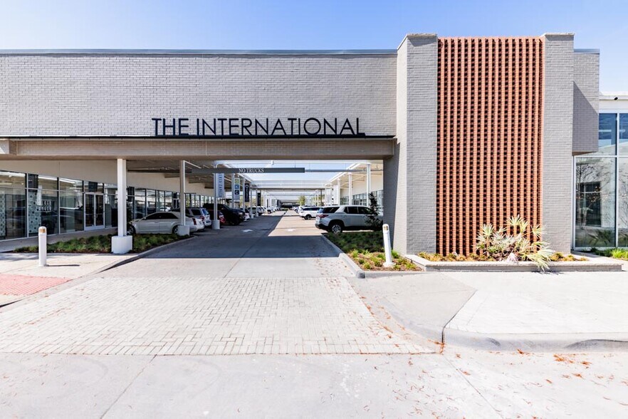 Primary Photo Of 150 Turtle Creek Blvd, Dallas Showroom For Lease