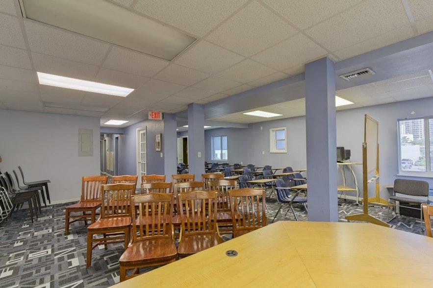 More Photos Of 429 Seabreeze Blvd, Fort Lauderdale General Retail For Sale