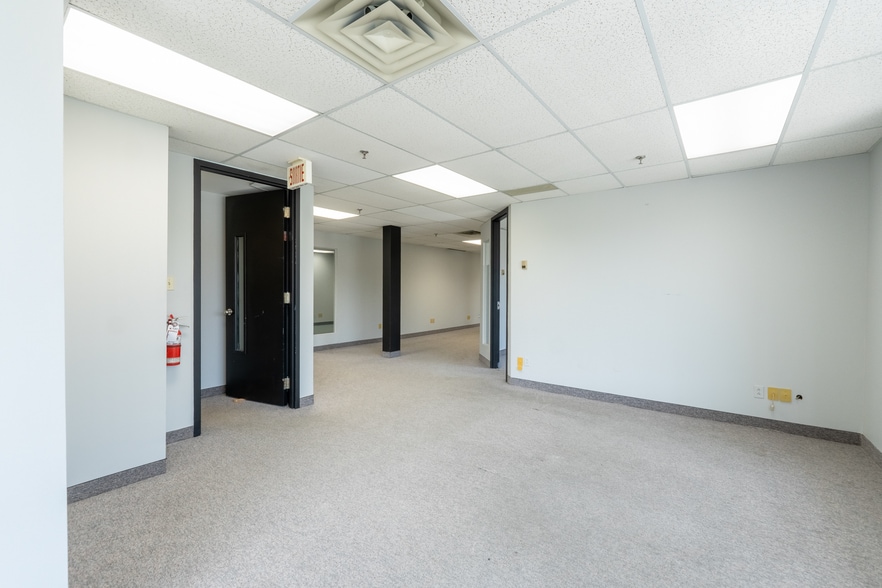 More Photos Of 8740-8878 Blvd Pie-IX, Montréal Warehouse For Lease