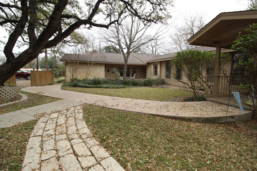 More Photos Of 13170 Pond Springs Rd, Austin Auto Repair For Sale